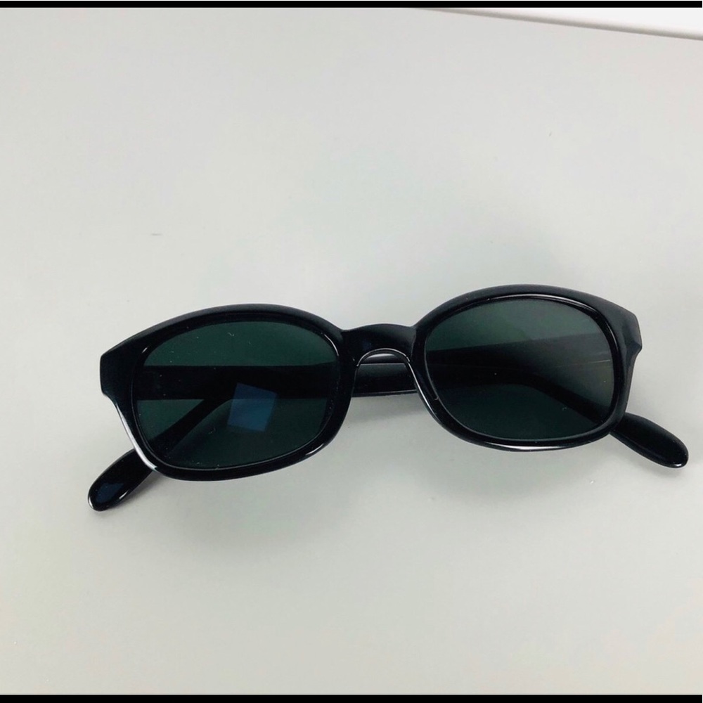Black vintage sunnies